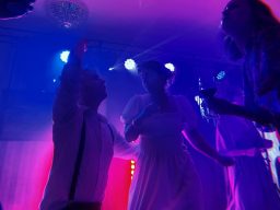 Rosa och blå stämningsbelysning i festlokal