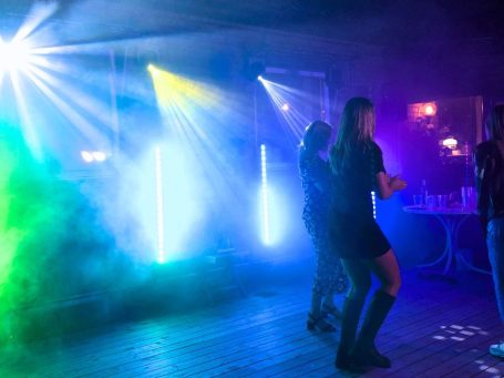 Blå och gula ljuseffekter på dansgolvet