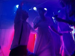 Rosa och blå stämningsbelysning i festlokal
