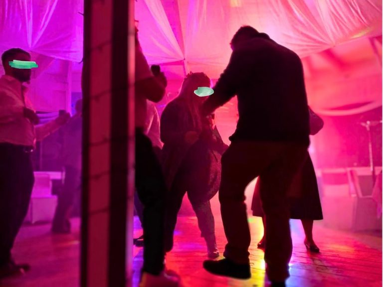 Stämningsbelysning i festlokal vid bröllop och fest