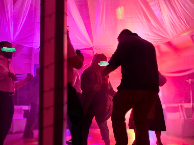 Stämningsbelysning i festlokal vid bröllop och fest