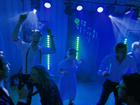 Blå festbelysning och ljuseffekter på dansgolvet