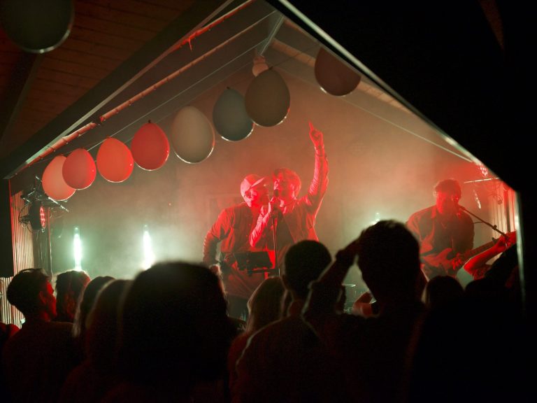 Maxpuls spelar med ljusshow på en 30-årsfest