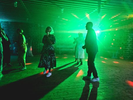 Gröna discoljus under fest på dansgolvet
