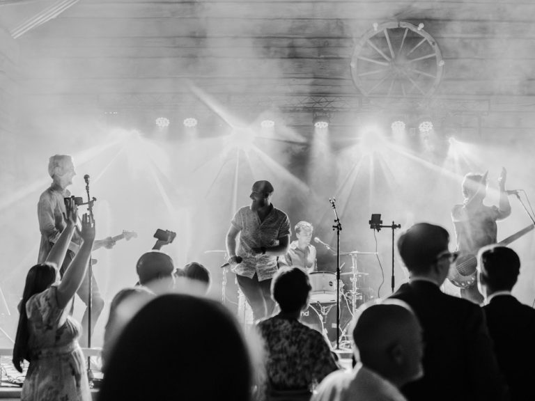 Maxpuls spelar med ljusshow på en bröllopsfest