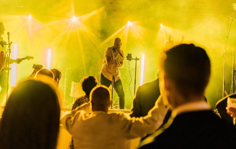 Maxpuls spelar med ljusshow på en bröllopsfest