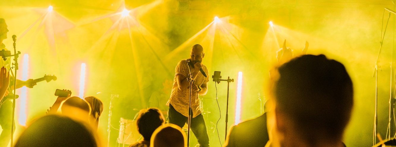 Maxpuls spelar med ljusshow på en bröllopsfest