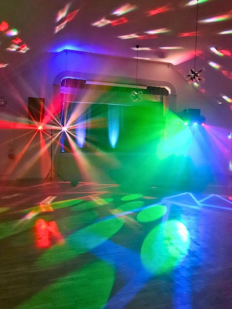 Discoljus och färgade ljuseffekter på dansgolv