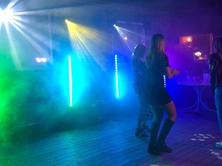 Blå och gula ljuseffekter på dansgolvet