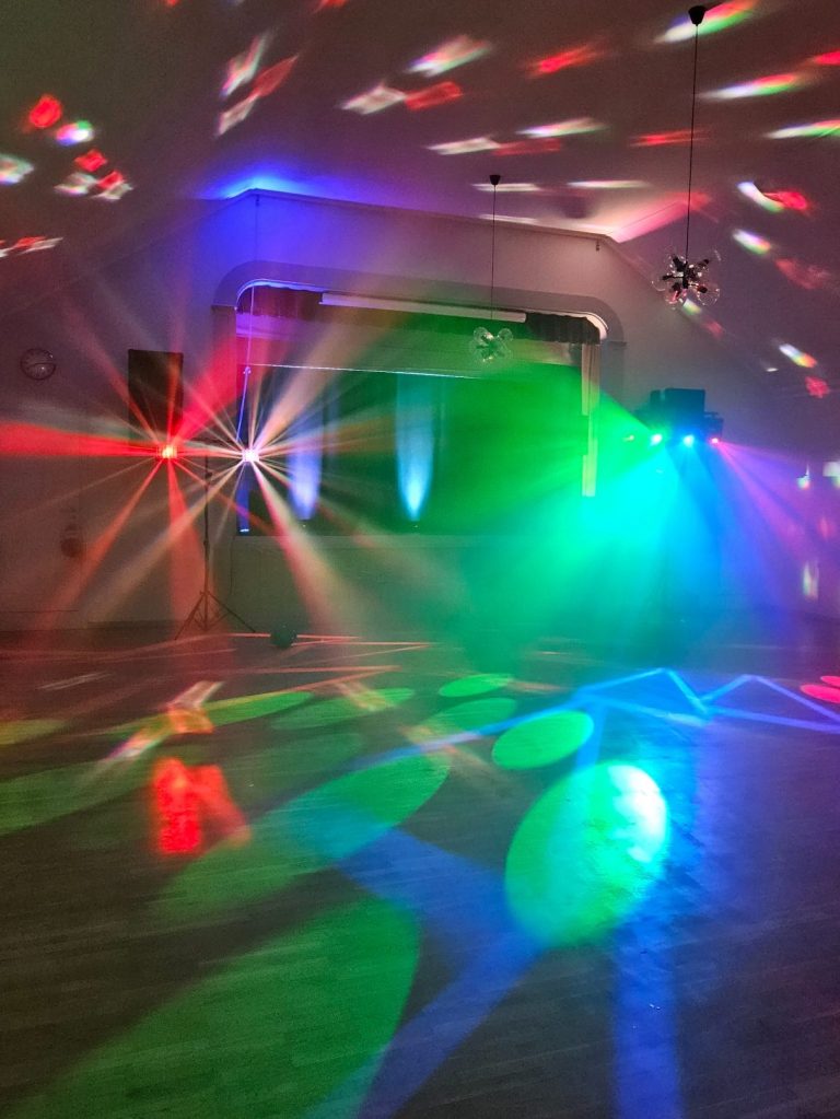 Discoljus och färgade ljuseffekter på dansgolv